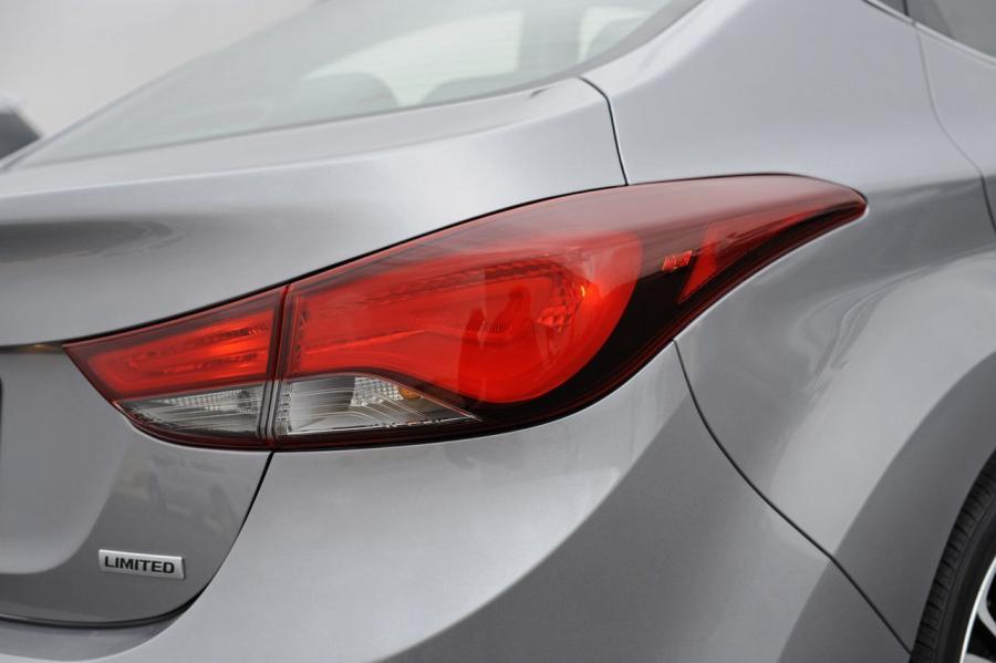  Hyundai Elantra Limited 2014 года  (US) (фото 9 из 27)